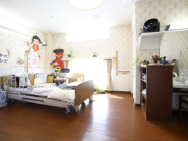 明るい居室 居室 自然光が差し込む明るい部屋です。ゆったりとした空間で快適に過ごせます。