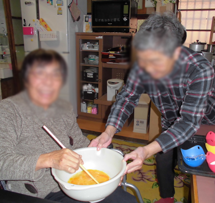 調理を手伝う場面の居室