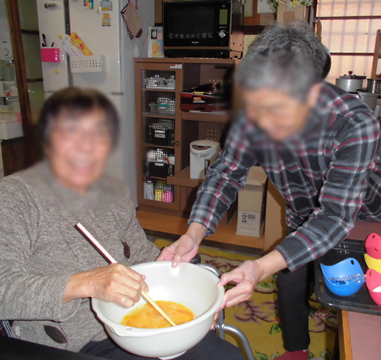 調理を手伝う場面の居室