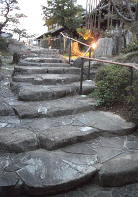 石段と手すりの庭