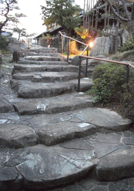 石段と手すりの庭
