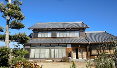 庭のある建物外観