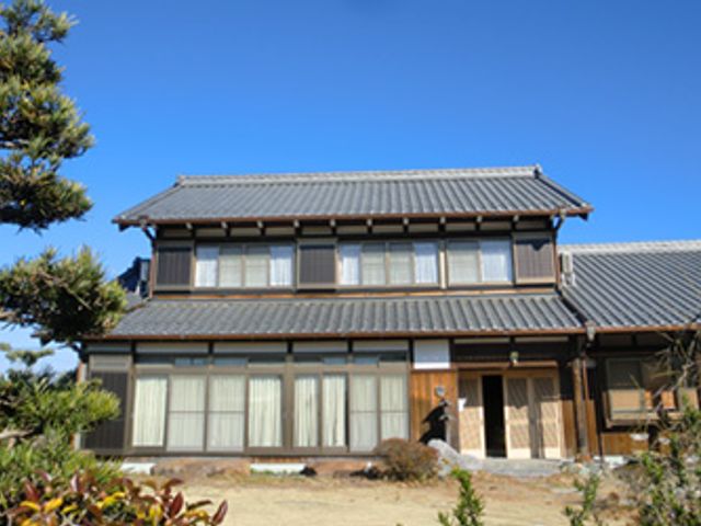 庭のある建物外観 外観 庭に面した木造の建物です。自然環境に囲まれた落ち着いた勤務環境が期待できます。