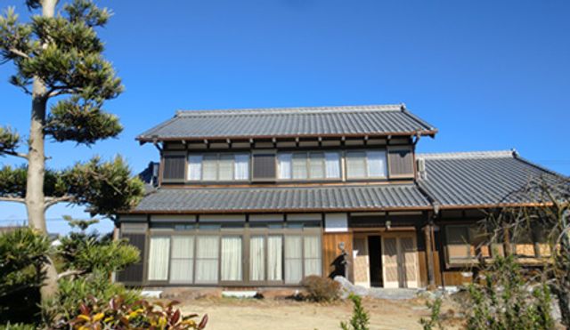 庭のある建物外観
