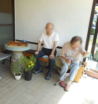 外で休む人々の縁側