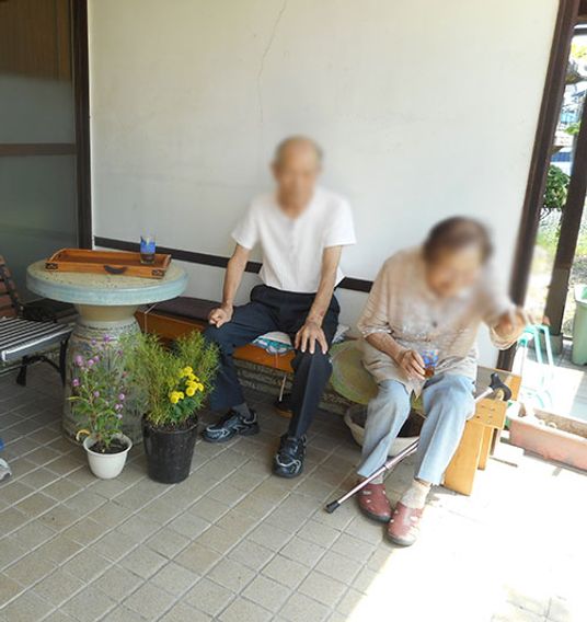 外で休む人々の縁側