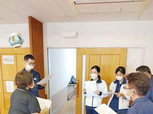 スタッフ研修中の廊下  