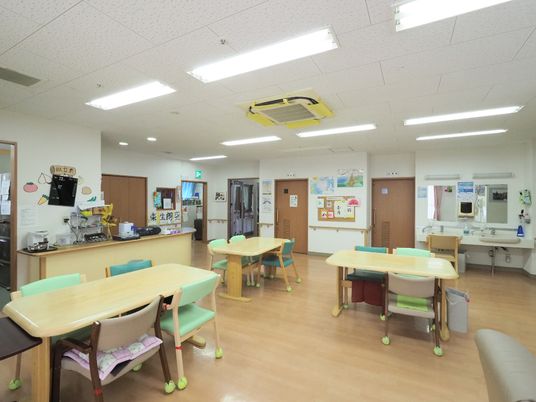 広々とした共有ダイニング