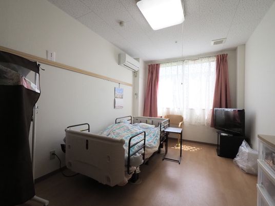居室の一角とベッド