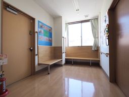明るい廊下とベンチ
