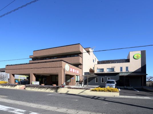 日差しを浴びる施設の外観