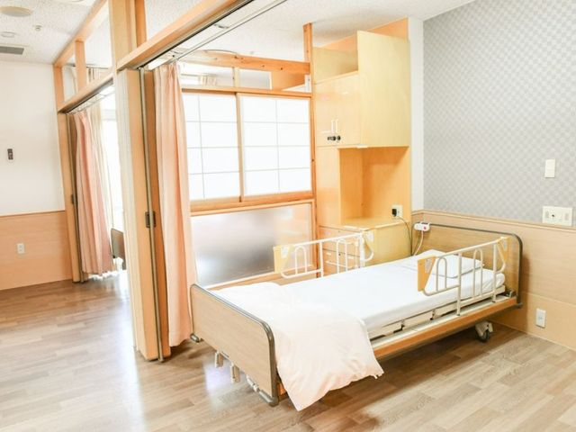 居心地の良い居室 居室 ゆとりのある居室で、柔らかな日差しが心地よく差し込んでいます。明るいカーテンがプライベートな空間を演出しています。