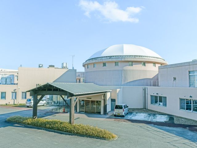 広々とした施設の外観 外観 ゆったりとした造りのエントランスがあり、明るい日差しが心地良い環境です。車椅子でも安心して出入りできます。