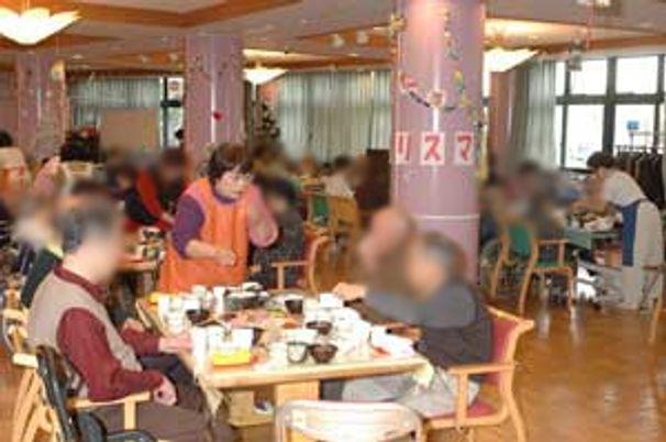 賑やかなダイニングルーム