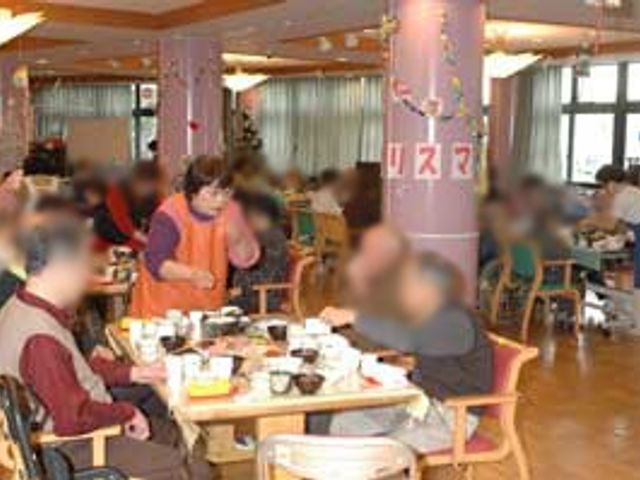 賑やかなダイニングルーム ダイニングルーム 自然光が差し込み、皆で和やかに食事を楽しめる広々とした空間です。