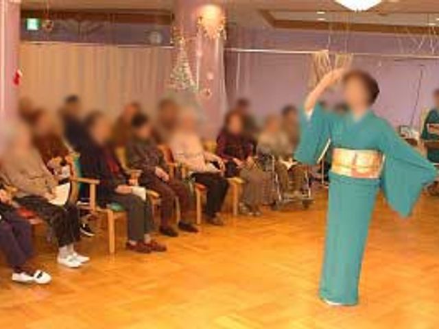 演芸を楽しむフロア ラウンジ 和装の方が踊りを披露しています。観覧する方々がリラックスして座れるスペースです。