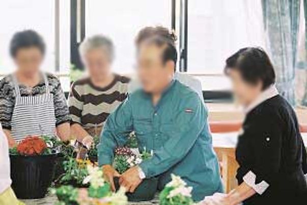 みんなで花を活ける様子の室内