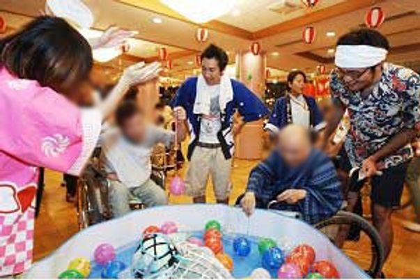 ボール遊びする場面