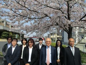 桜の下のスタッフ集合  