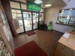 広い出入口と受付の廊下