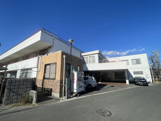 青空の下の建物