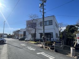 白い外観の建物