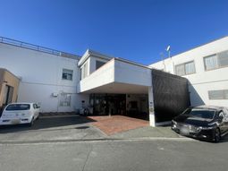 駐車場がある建物外観