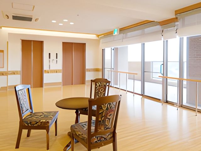 光が差し込むラウンジ ラウンジ 広々としたラウンジは自然光がたっぷり入り、リラックスした時間を過ごせます。