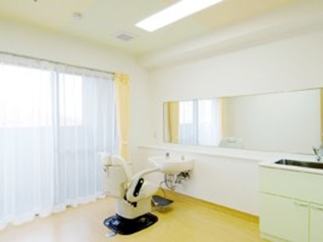 理美容室の椅子 理美容室 大きな窓からの自然光が降り注ぐ、明るく清潔感のある理美容スペースです。