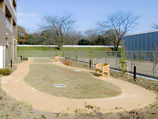自然が感じられる庭 庭 広々とした庭では、天気の良い日にリラックスできます。ベンチでの休憩もおすすめです。