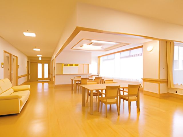 開放的な空間のラウンジ ラウンジ 広々とした明るいラウンジです。自然光が差し込み、リラックスして過ごせます。