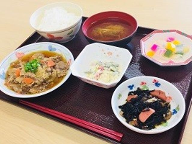 見た目も美しい食事 料理 健康に配慮された色とりどりの食事で、栄養バランスが整っています。仕事への意欲が湧く環境です。