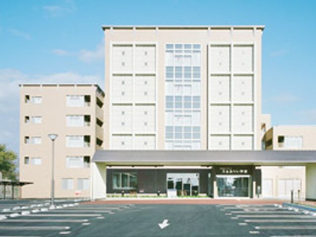 施設の外観 外観 広々としたアプローチが印象的な建物です。清潔感のあるデザインの入口が迎えてくれます。