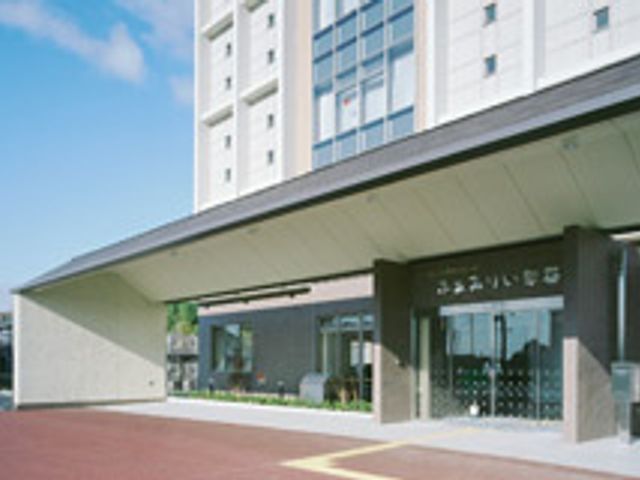 屋根のある出入口 エントランス 幅広い屋根付きの快適なエントランスです。外部からの移動がスムーズに行えます。