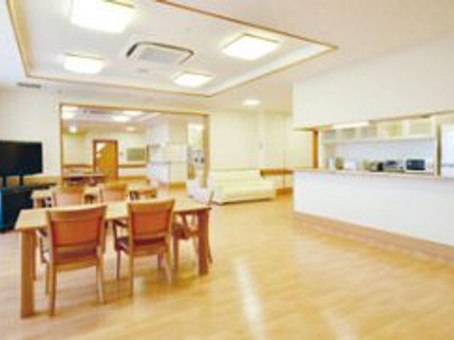 明るい空間のリビング リビング 広々としたリビングでは、自然光がたっぷり入り、リラックスできる環境が整っています。
