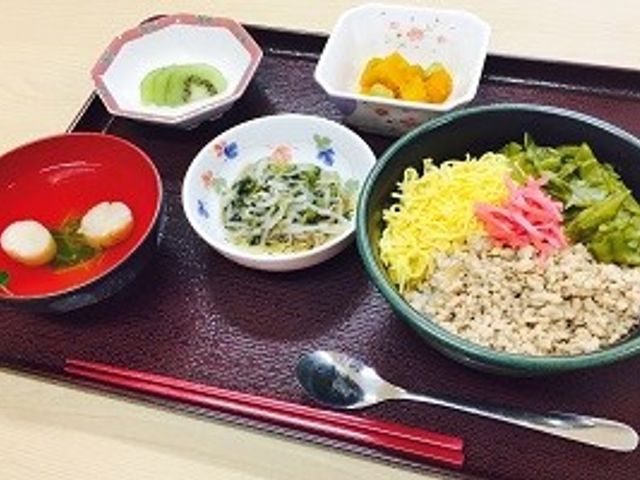 食事例 食堂 美味しそうな食事が並ぶこの空間で、日々のサポートにお役立ていただけます。食堂での会話も楽しい時間です。