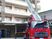 消防車が停まる施設外観  
