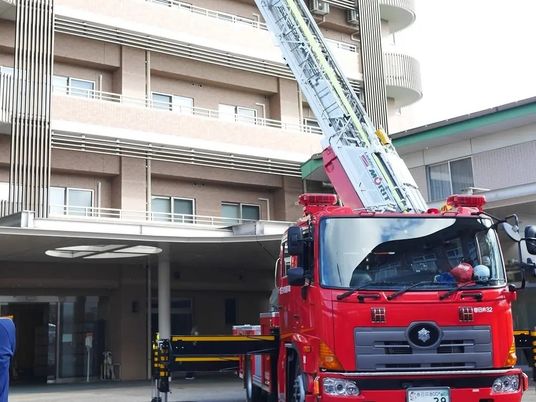 消防車が停まる施設外観  