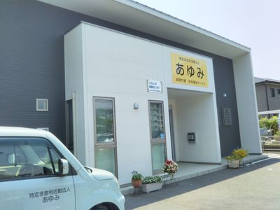 清潔感のある建物のエントランス