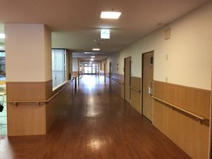 手すり付きの廊下  