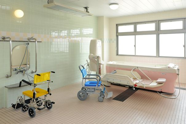 清潔な浴槽と車椅子の浴室