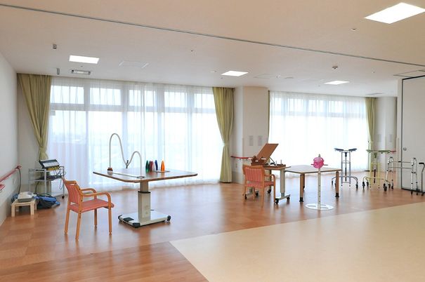 明るい多目的室の室内