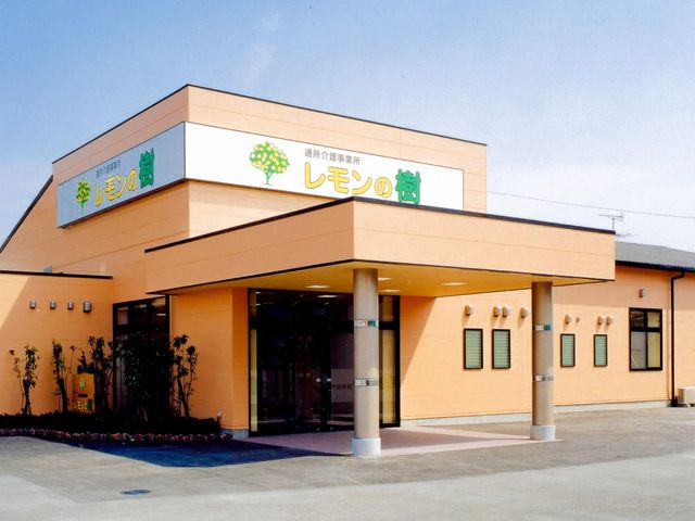 優しい色合いの外観 外観 明るい色調の外観が特徴の建物です。働きやすい施設環境が整っております。