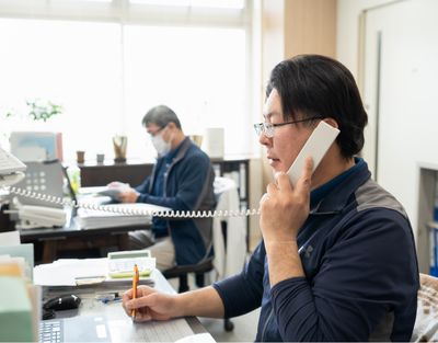 電話応対する二人の職員