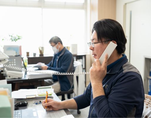電話応対する二人の職員