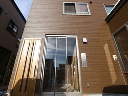 明るい建物のエントランス