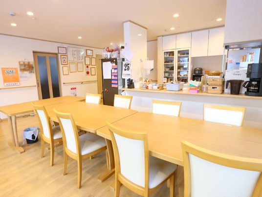 暖かい雰囲気の食堂