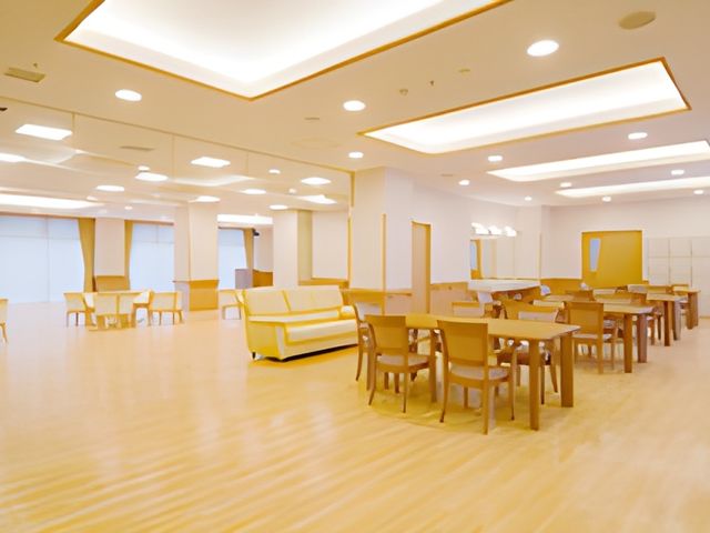 広々としたダイニングルーム ダイニングルーム 広々とした空間で、自然光が差し込み、落ち着いた雰囲気の中で食事を楽しめます。