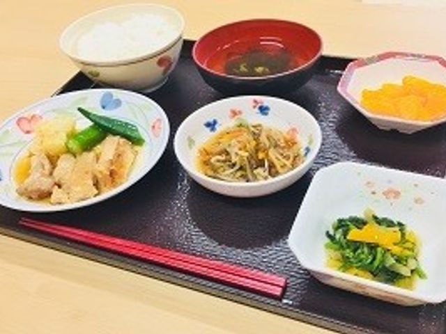 バランスの良い食事 食堂 豊富な栄養が含まれた健康的な食事です。あなたの食生活をサポートします。