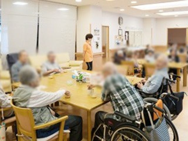広々としたリビング リビング   多くの方が広いリビングでくつろいでいる様子が伺えます。快適な団らんの時間を提供します。